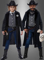 Zwei Kinder, die sich für eine Wild-West-Party als Cowboys verkleidet haben, tragen jeweils das „Outlaw Sheriff“-Kinderkostüm – bestehend aus schwarzen Cowboyhüten, gestreiften Hemden, dunklen Mänteln, Jeans und Stiefeln. Ein Kind trägt ein Sheriff-Abzeichen, während das andere einen Geldsack bei sich hat und ein Bandana trägt. Beide runden ihren authentischen Cowboy-Look mit Spielzeug-Holstern und -Pistolen ab.