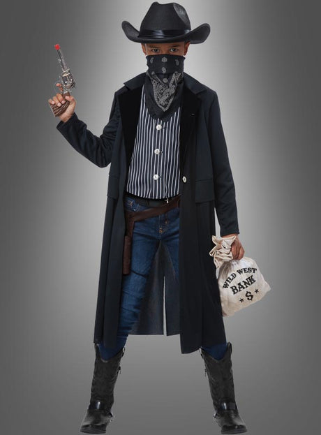 Ein Kind im „Outlaw Sheriff“-Kinderkostüm mit einem klassischen Cowboyhut und einem Bandana vor dem Gesicht, das in der einen Hand eine Spielzeugpistole und in der anderen einen Geldsack mit der Aufschrift „Bank“ hält, steht vor einem grauen Hintergrund – perfekt für jede Wild-West-Party.