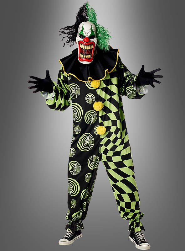 Vor einem grauen Hintergrund ist eine Person zu sehen, die das „Gruseliger Halloween-Clown-Manni“-Kostüm trägt, das sich durch grüne und schwarze Muster, wildes grünes und schwarzes Haar, einen roten Mund und übertriebene Gesichtszüge auszeichnet.