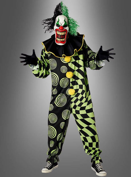 Vor einem grauen Hintergrund ist eine Person zu sehen, die das „Gruseliger Halloween-Clown-Manni“-Kostüm trägt, das sich durch grüne und schwarze Muster, wildes grünes und schwarzes Haar, einen roten Mund und übertriebene Gesichtszüge auszeichnet.