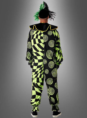 Eine Person, die das „Gruseliger Halloween-Clown-Manni“-Kostüm trägt – in Schwarz und Grün mit geometrischen Mustern und Spiralen –, steht mit dem Rücken zur Kamera vor einem grauen Hintergrund. Dieser Look ist perfekt für alle, die einen einzigartigen und gruseligen Horrorclown-Auftritt suchen.