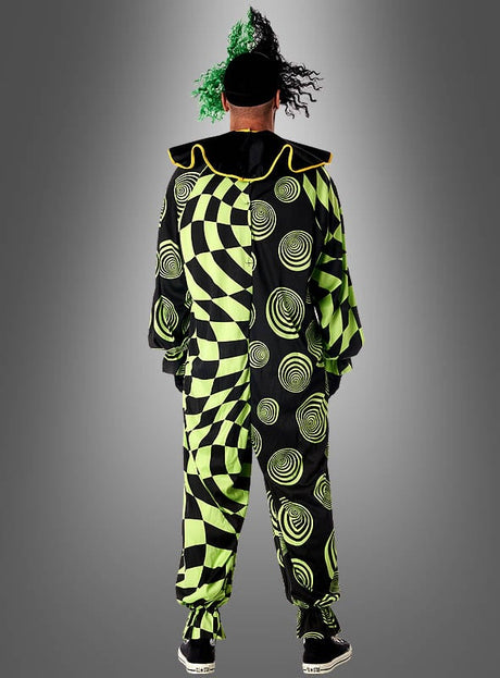 Eine Person, die das „Gruseliger Halloween-Clown-Manni“-Kostüm trägt – in Schwarz und Grün mit geometrischen Mustern und Spiralen –, steht mit dem Rücken zur Kamera vor einem grauen Hintergrund. Dieser Look ist perfekt für alle, die einen einzigartigen und gruseligen Horrorclown-Auftritt suchen.