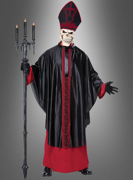 Eine Person im „Zombie-Priester“-Herrenkostüm – bestehend aus einer Skelettmaske, einer schwarz-roten Robe und einer hohen roten Mitra – hält einen mit Kerzen geschmückten schwarzen Dreizack in der Hand. Dieses auffällige Halloween-Kostüm für Herren ist ideal für alle, die ein authentisch gruseliges Mittelalter-Horror-Kostüm suchen. Das schaurige Ensemble setzt vor dem grauen Hintergrund ein dramatisches Statement.