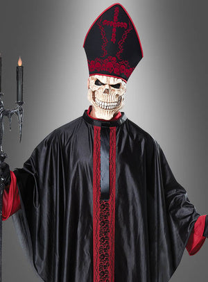 Eine Person im „Zombie Priester“-Herrenkostüm – bestehend aus einem auffälligen schwarz-roten Bischofsgewand mit Totenkopfmaske und schwarzen Kerzenleuchtern – steht vor einem grauen Hintergrund. Damit ist dieses Kostüm die perfekte Wahl für alle, die auf der Suche nach einem unvergesslichen Halloween-Kostüm für Herren oder einem mittelalterlichen Horrorkostüm sind.