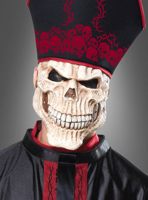 Eine Person im „Zombie Priester“-Herrenkostüm – bestehend aus einer großen Totenkopfmaske, einem schwarz-roten Kostüm und einem hohen Hut mit Totenkopfmotiven – posiert vor einem schlichten grauen Hintergrund. Dieses auffällige Outfit ist die ideale Wahl für alle, die ein beeindruckendes Halloween-Kostüm für Herren suchen oder die unheimliche Atmosphäre eines mittelalterlichen Horrorkostüms einfangen möchten.