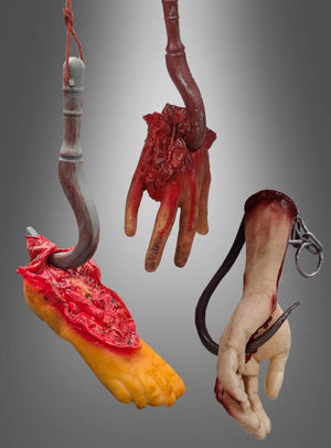 Drei realistische, grausige Halloween-Dekorationselemente in Form von Leichenteilen am Haken hängen an Fleischerhaken vor einem grauen Hintergrund mit Farbverlauf und weisen sichtbares Blut, Wunden und freiliegendes Gewebe auf – perfekt als gruselige Dekoration oder als schauriges Leichenteil am Haken für Ihre nächste Halloween-Dekoration.