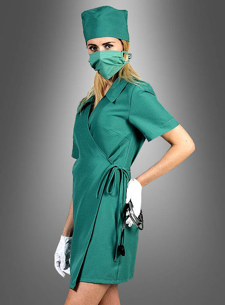 Eine Person, die ein grünes, kurzärmeliges OP-Schwester-Kostüm (Wickelkleid) trägt, dazu eine passende Mütze, eine Maske und weiße Handschuhe, und die ein Stethoskop in der Hand hält, steht vor einem grauen Hintergrund mit Farbverlauf.