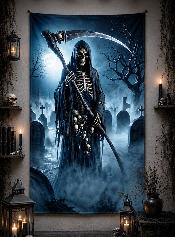 Ein gespenstischer Sensenmann mit einer Sense in der Hand steht unter dem Vollmond inmitten von nebelverhangenen Grabsteinen, Laternen, Totenköpfen und kahlen Bäumen – eine gruselige Szene, die auf dem waschbaren Halloween-Wandbild „Sensenmann“ (120 x 185 cm) festgehalten ist und sich perfekt für Ihre schaurige Halloween-Dekoration eignet.