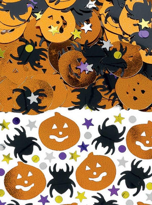 Die Halloween-Konfetti-Streudeko mit metallischem Konfetti in Form von orangefarbenen Kürbislaternen, schwarzen Spinnen sowie gelben, silbernen und violetten Sternen und Punkten ist auf einer weißen Fläche verteilt – damit ist sie die ideale festliche Konfetti-Tischdekoration für Ihre nächste Halloween-Party.