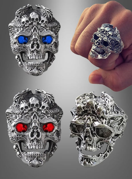 Vier Ansichten des „Totenkopf Ring verstellbar silber“ – ein kunstvoll gearbeitetes Schmuckstück aus Silber, das sich für einen perfekten Sitz verstellen lässt und mit leuchtend roten oder blauen Edelsteinaugen verziert ist. Enthält ein Bild dieses einzigartigen Halloween-Schmuckstücks, das an einer Hand getragen wird.