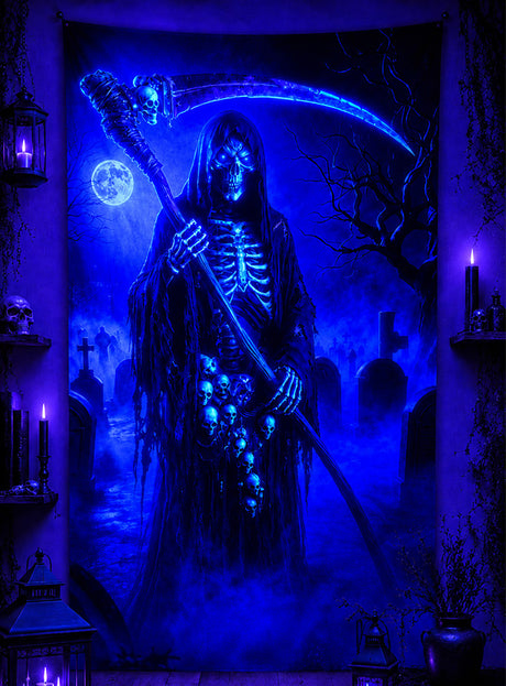 Das waschbare Wandbild „Halloween Sensenmann“ (120 x 185 cm) zeigt einen Skelett-Sensenmann auf einem schattenhaften Friedhof, der unter dem Vollmond eine mit Totenköpfen verzierte Sense schwingt und von leuchtend blauen und violetten Kerzen umgeben ist – ideal als auffällige Halloween-Dekoration oder Wanddekoration mit dem Sensenmann, um eine unheimliche Atmosphäre zu schaffen.
