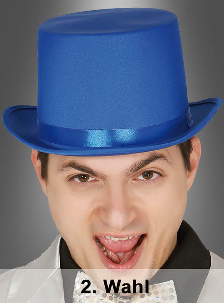 Ein Mann, der einen auffälligen blauen „2. Wahl“-Zylinderhut und eine weiße Fliege trägt, macht eine ausdrucksstarke Miene; unten im Bild ist „2. Wahl“ zu sehen.