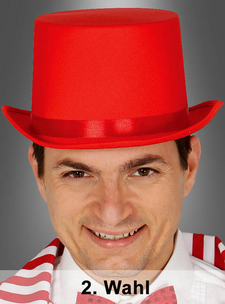 Ein Mann, der einen knallroten „2. Wahl“-Zylinderhut und ein weißes Hemd mit roten Streifen trägt, lächelt in die Kamera; am unteren Bildrand ist der Schriftzug „2. Wahl“ zu sehen.
