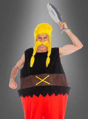 Das Verleihnix-Kostüm aus „Asterix“ – mit seinem karikaturhaften Wikinger-Stil, der gelben Perücke und dem gelben Schnurrbart, der roten Hose und dem künstlichen Fisch als Requisite – hebt sich deutlich vom grauen Hintergrund ab und ist ideal für alle, die einen authentischen Look aus den „Asterix“-Comics suchen.