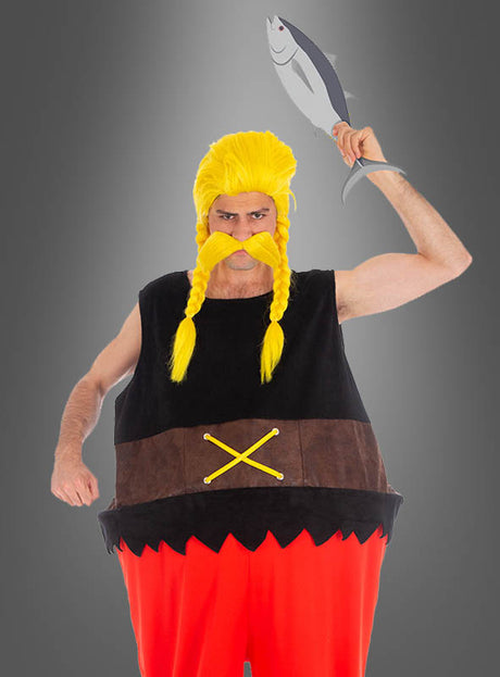 Das Verleihnix-Kostüm aus „Asterix“ – mit seinem karikaturhaften Wikinger-Stil, der gelben Perücke und dem gelben Schnurrbart, der roten Hose und dem künstlichen Fisch als Requisite – hebt sich deutlich vom grauen Hintergrund ab und ist ideal für alle, die einen authentischen Look aus den „Asterix“-Comics suchen.