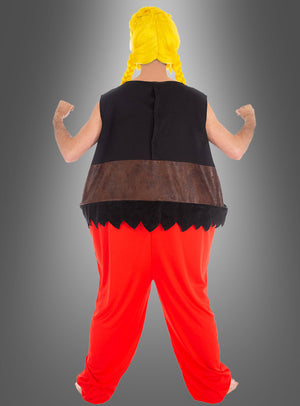 Eine Person, die das Verleihnix-Kostüm aus „Asterix“ trägt – komplett mit gelber Zopfperücke, schwarzem Oberteil, braunem Gürtel und roter Hose –, steht mit dem Rücken zur Kamera und spannt ihre Arme vor einem grauen Hintergrund mit Farbverlauf an. Das Kostümdesign ist von den Kostümen aus den ursprünglichen „Asterix“-Comics inspiriert.