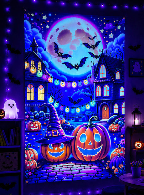 Eine lebhafte Halloween-Szene zeigt geschnitzte Kürbisse, einen Hexenhut, Fledermäuse, Lichterketten und Spukhäuser im Vollmondlicht. Lila Lichter und Geisterdekorationen erhellen den Raum und machen ihn zum idealen Ort für die „Kinderfreundliche Halloween-Stadt“-Fotowand im Format 120 x 185 cm. Die UV-aktiven Elemente unterstreichen mit ihrem Leuchteffekt die festliche Atmosphäre.