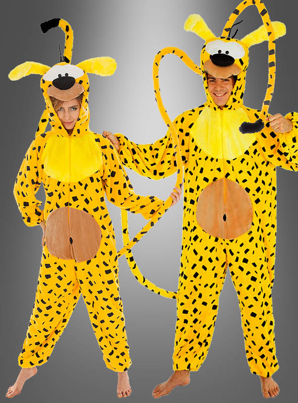 Zwei Personen tragen leuchtend gelbe Marsupilami-Kostüme für Erwachsene im One-Piece-Stil mit langen Schwänzen, schwarzen Flecken und Schlappohren – perfekt für alle, die auf der Suche nach einem lustigen Comic-Kostüm sind – und stehen barfuß vor einem grauen Hintergrund mit Farbverlauf.