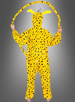 Eine Person, die das Marsupilami-Kostüm für Erwachsene trägt – mit seinem unverwechselbaren gelben, schwarz gepunkteten Design, den langen Ohren und dem verspielten Schwanz –, steht barfuß und mit dem Rücken zur Kamera vor einem grauen Hintergrund. Dieses Comic-Kostüm für Erwachsene fängt den skurrilen Charakter der beliebten Figur ein.
