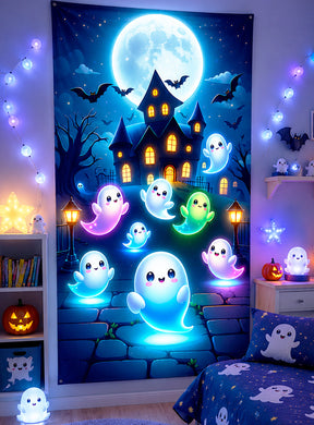Ein Schlafzimmer, dekoriert mit leuchtenden Geisterlichtern, freundlichen Geistern, einer waschbaren, kinderfreundlichen Geister-Fotowand im Format 120 x 185 cm, Fledermäusen und Kürbissen – mit einer festlichen, gruseligen Nachtszene und einem UV-Effekt für eine besonders zauberhafte Halloween-Hintergrunddekoration.
