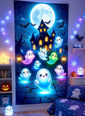 Ein Schlafzimmer, dekoriert mit leuchtenden Geisterlichtern, freundlichen Geistern, einer waschbaren, kinderfreundlichen Geister-Fotowand im Format 120 x 185 cm, Fledermäusen und Kürbissen – mit einer festlichen, gruseligen Nachtszene und einem UV-Effekt für eine besonders zauberhafte Halloween-Hintergrunddekoration.