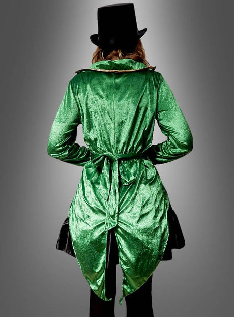 Eine Frau im „Sexy Kobold“-Kostüm für Damen – bestehend aus einem glänzenden grünen Frack und einem schwarzen Zylinder – steht mit dem Rücken zur Kamera vor einem grauen Hintergrund mit Farbverlauf und bietet damit den perfekten Look für ein grünes Karnevalskostüm oder ein St. Patrick’s Day-Kostüm.