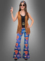 Eine Frau, die das Hippie-Kostüm-Set „Blue Peace“ trägt – bestehend aus einer von den 1970er Jahren inspirierten Fransenweste, einer Halskette mit Peace-Zeichen, einer geblümten Schlaghose und einer Sonnenbrille –, posiert mit einer Peace-Zeichen-Geste vor einem grauen Hintergrund.