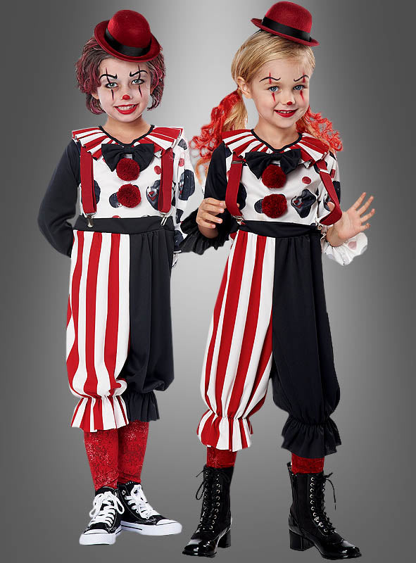 Zwei Kinder, die ein identisches Clownkostüm für Kinder mit roten und weißen Streifen, schwarzen Details, roten Hosenträgern, roten Perücken, kleinen roten Hüten und fröhlicher Gesichtsbemalung tragen, stehen nebeneinander. Dieses farbenfrohe Clownkostüm für Kinder verleiht jeder Party oder Feier einen verspielten Charme – die perfekte Wahl für kleine Darsteller.