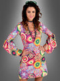 Eine Frau, die das „Funky Neon Kleid für Damen“ trägt – mit einem farbenfrohen geometrischen Muster, Glockenärmeln, Perlenverzierungen und einer Sonnenbrille auf dem Kopf –, steht vor einem grauen Hintergrund mit Farbverlauf. Dieses Kleid besticht durch ein lebhaftes Kaleidoskop-Muster, das an den auffälligen Stil der 70er-Jahre-Damenkleider erinnert.