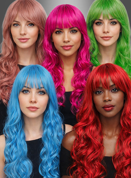 Fünf Frauen mit langen, gewellten Haaren tragen die Langhaar-Lockenperücke 80 cm „Godiva“ in verschiedenen Farbtönen von Rosa, Grün, Blau und Rot und posieren gemeinsam vor einem neutralen Hintergrund. Ihre farbenfrohen „Langhaar Lockenperücke 80 cm Godiva“-Frisuren sorgen für eine auffällige Fantasiekostüm-Atmosphäre, die sowohl verspielt als auch gewagt wirkt.
