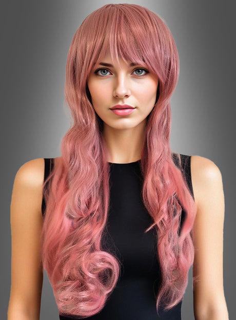 Eine Frau mit langen, welligen, rosa Haaren, die mit der Langhaar-Lockenperücke „80 cm Godiva“ gestylt sind und an ein Fantasiekostüm erinnern, trägt ein ärmelloses schwarzes Oberteil und posiert vor einem grauen Hintergrund mit Farbverlauf.