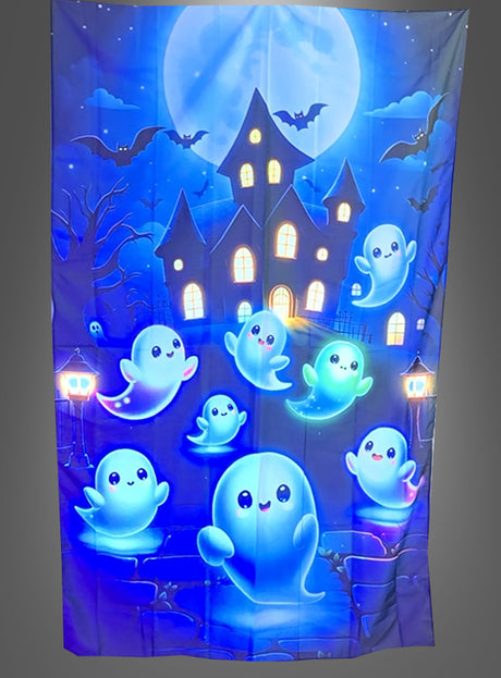 Eine Cartoon-Illustration von kinderfreundlichen Geistern – niedlichen blauen Geistern –, die vor einem Spukhaus mit leuchtenden Fenstern schweben, im Hintergrund Fledermäuse und ein Vollmond zu sehen sind – perfekt als zauberhafte Halloween-Hintergrunddekoration mit UV-Effekt. Diese 120 x 185 cm große Fotowand ist waschbar und eignet sich ideal, um eine lustige und gruselige Atmosphäre für Kinder zu schaffen.