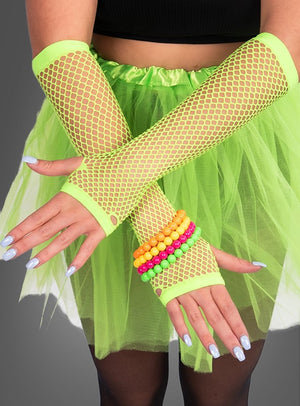 Das 80er-Jahre-Kostüm-Set mit Tüllrock– bestehend aus einem neongrünen Netzrock und passenden Armstulpen sowie bunten Perlenarmbändern und hellblauem Nagellack – fängt dieser Look vor grauem Hintergrund die klassischen 80er-Jahre-Accessoires perfekt ein und eignet sich ideal für eine unvergessliche 80er-Jahre-Mottoparty oder als Teil eines farbenfrohen 80er-Jahre-Kostüm-Ensembles für Damen.