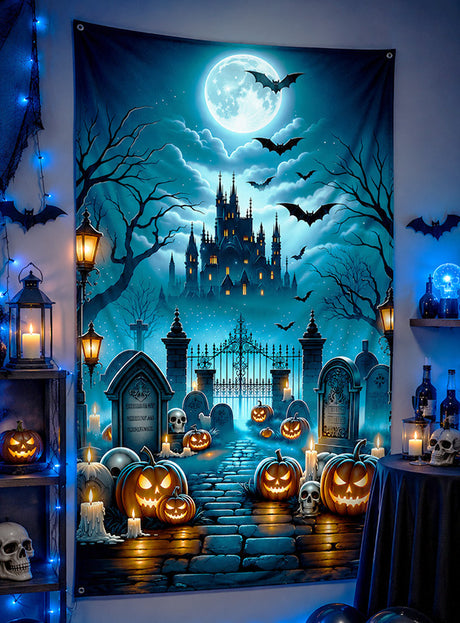 Schaffen Sie eine gruselige Halloween-Atmosphäre mit der waschbaren Fotowand „Halloween Schloss und Friedhof“ (120 x 185 cm), die Kürbislaternen, Totenköpfe, Kerzen, Grabsteine und ein gotisches Schloss unter dem Vollmond zeigt. Abgerundet durch Fledermäuse, die durch den Nachthimmel gleiten, eignet sich diese waschbare Fotowand perfekt als gruselige Wanddekoration oder als auffällige Halloween-Szene – besonders, wenn sie durch UV-Schwarzlichteffekte beleuchtet wird.