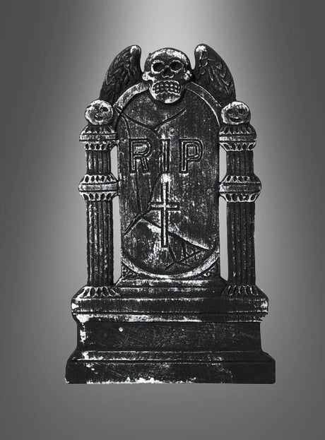 Ein schwarz-weißer Grabstein im Halloween-Design mit der Gravur „RIP“, einem Totenkopf mit Flügeln oben und einem Kreuz darunter vor grauem Hintergrund – perfekt als gruselige Halloween-Dekoration oder als auffälliger Blickfang auf dem Halloween-Tisch.