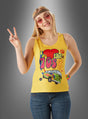 Eine lächelnde Frau in einem gelben 70er-Jahre-Shirt für Damen mit Hippie-Bus-Motiv und rosa Brille macht ein Peace-Zeichen und steht vor einem grauen Hintergrund.
