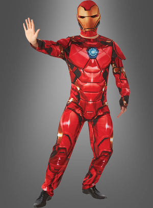 Eine Person, die das Iron Man-Herrenkostüm mit Stoffmaske trägt und mit erhobener Hand vor einem schlichten grauen Hintergrund posiert – ideal für jeden Fan von Avengers-Superhelden oder Marvel-Kostümen.