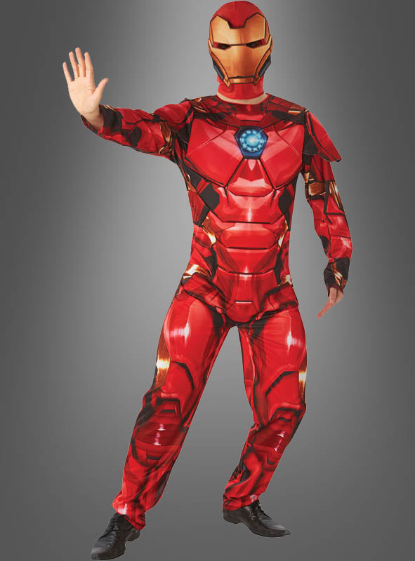 Eine Person, die das Iron Man-Herrenkostüm mit Stoffmaske trägt und mit erhobener Hand vor einem schlichten grauen Hintergrund posiert – ideal für jeden Fan von Avengers-Superhelden oder Marvel-Kostümen.