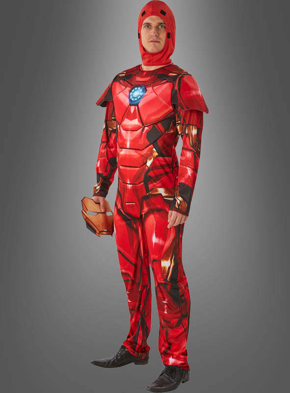 Eine Person, die ein Iron Man-Herrenkostüm mit Stoffmaske und aufgedrucktem Arc-Reaktor trägt, einen roten Handschuh in der Hand hält und vor einem schlichten grauen Hintergrund steht – ideal für jeden Marvel-Kostümfan oder Avengers-Superhelden-Cosplay.