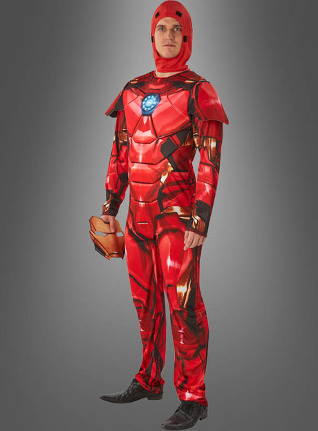 Eine Person, die ein Iron Man-Herrenkostüm mit Stoffmaske und aufgedrucktem Arc-Reaktor trägt, einen roten Handschuh in der Hand hält und vor einem schlichten grauen Hintergrund steht – ideal für jeden Marvel-Kostümfan oder Avengers-Superhelden-Cosplay.
