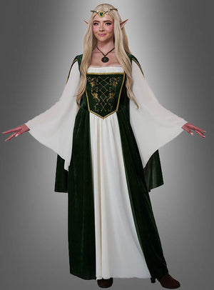 Vor einem schlichten grauen Hintergrund steht eine Person, die das bezaubernde „Elfenkönigin Emerald“-Damenkostüm trägt, bestehend aus spitzen Ohren, einem grün-weißen Kleid im Stil einer Elfenkönigin, langen blonden Haaren und einem mit Edelsteinen besetzten Kopfschmuck.
