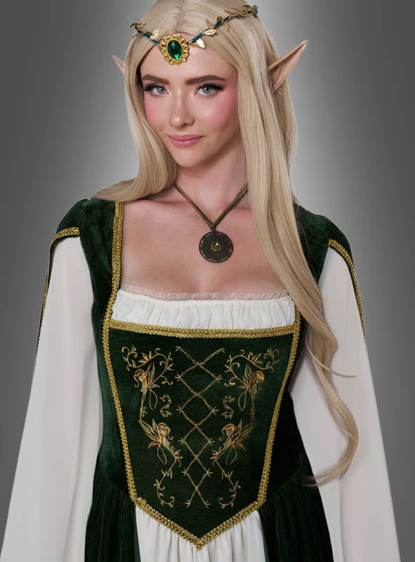 Vor einem grauen Hintergrund steht eine Frau in einem grün-weißen Kleid im mittelalterlichen Stil mit goldener Stickerei, spitzen Elfenohren, einem grünen, mit Edelsteinen besetzten Diadem und langen blonden Haaren – ein bezaubernder „Elfenkönigin Emerald Damenkostüm“-Look, der die Magie eines Elfenkönigin-Kleides perfekt verkörpert.