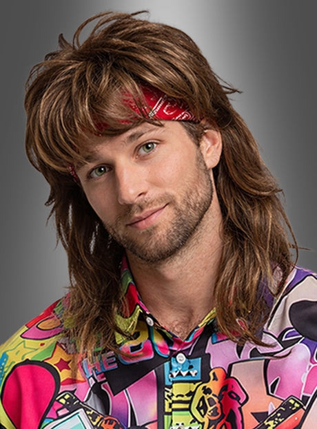 Ein Mann mit einer langen, braunen 80er-Jahre-Vokuhila-Perücke (schwarz oder braun) im Mullet-Stil, der ein rotes Bandana und ein bunt gemustertes Hemd trug, posierte vor einem grauen Hintergrund mit Farbverlauf.
