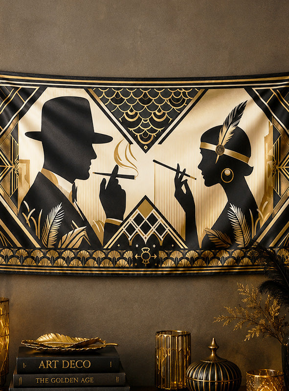 Illustration im Art-Déco-Stil mit einem Mann mit Hut und einer Frau im Flapper-Look, die beide rauchen, vor geometrischen goldenen und schwarzen Mustern – eine elegante Wanddekoration im Stil der 20er Jahre, 100 x 190 cm, waschbar, perfekt als Fotohintergrund für Ihre nächste Mottoparty oder als stilvolle Wanddekoration.
