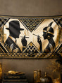 Illustration im Art-Déco-Stil mit einem Mann mit Hut und einer Frau im Flapper-Look, die beide rauchen, vor geometrischen goldenen und schwarzen Mustern – eine elegante Wanddekoration im Stil der 20er Jahre, 100 x 190 cm, waschbar, perfekt als Fotohintergrund für Ihre nächste Mottoparty oder als stilvolle Wanddekoration.
