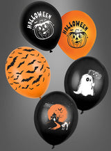 Verleihen Sie Ihrer Halloween-Dekoration mit dem Set „Halloween-Luftballons in verschiedenen Designs“ das gewisse Etwas: fünf Luftballons, darunter zwei mit der Aufschrift „HALLOWEEN“ und Kürbisgesichtern, einer mit Fledermäusen, einer mit einem Geist, der „BOO!“ sagt, sowie einer mit einem Spukhaus, einer Katze, Fledermäusen und einem orangefarbenen Mond – die ideale Partydeko, um Ihre Dekoration für die gruselige Jahreszeit abzurunden.