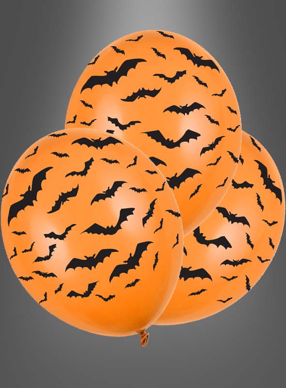 Drei orangefarbene Luftballons mit schwarzen Fledermaus-Silhouetten vor einem grauen Farbverlaufshintergrund sind die perfekte Partydeko für deine gruselige Feier. Die „Halloween-Luftballons in verschiedenen Designs“ verleihen jeder Kulisse eine festliche Note und sorgen dafür, dass deine Halloween-Deko ein echter Blickfang wird.