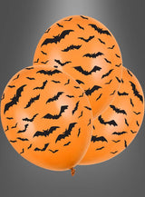 Drei orangefarbene Luftballons mit schwarzen Fledermaus-Silhouetten vor einem grauen Farbverlaufshintergrund sind die perfekte Partydeko für deine gruselige Feier. Die „Halloween-Luftballons in verschiedenen Designs“ verleihen jeder Kulisse eine festliche Note und sorgen dafür, dass deine Halloween-Deko ein echter Blickfang wird.