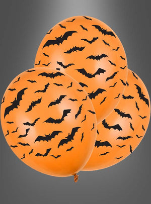 Drei orangefarbene Luftballons mit schwarzen Fledermaus-Silhouetten vor einem grauen Farbverlaufshintergrund sind die perfekte Partydeko für deine gruselige Feier. Die „Halloween-Luftballons in verschiedenen Designs“ verleihen jeder Kulisse eine festliche Note und sorgen dafür, dass deine Halloween-Deko ein echter Blickfang wird.