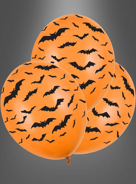 Drei orangefarbene Luftballons mit schwarzen Fledermaus-Silhouetten vor einem grauen Farbverlaufshintergrund sind die perfekte Partydeko für deine gruselige Feier. Die „Halloween-Luftballons in verschiedenen Designs“ verleihen jeder Kulisse eine festliche Note und sorgen dafür, dass deine Halloween-Deko ein echter Blickfang wird.